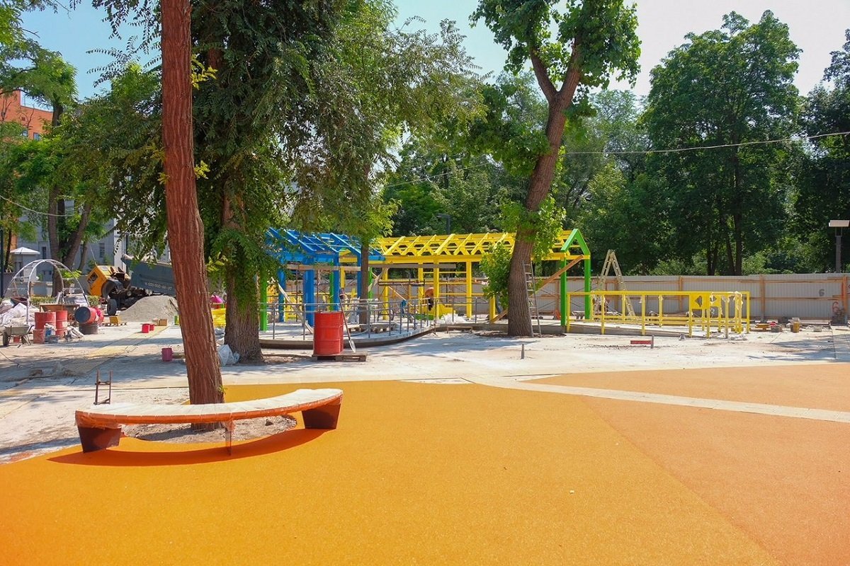 На пол укладывают специальное яркое покрытие На пол укладывают специальное яркое покрытие