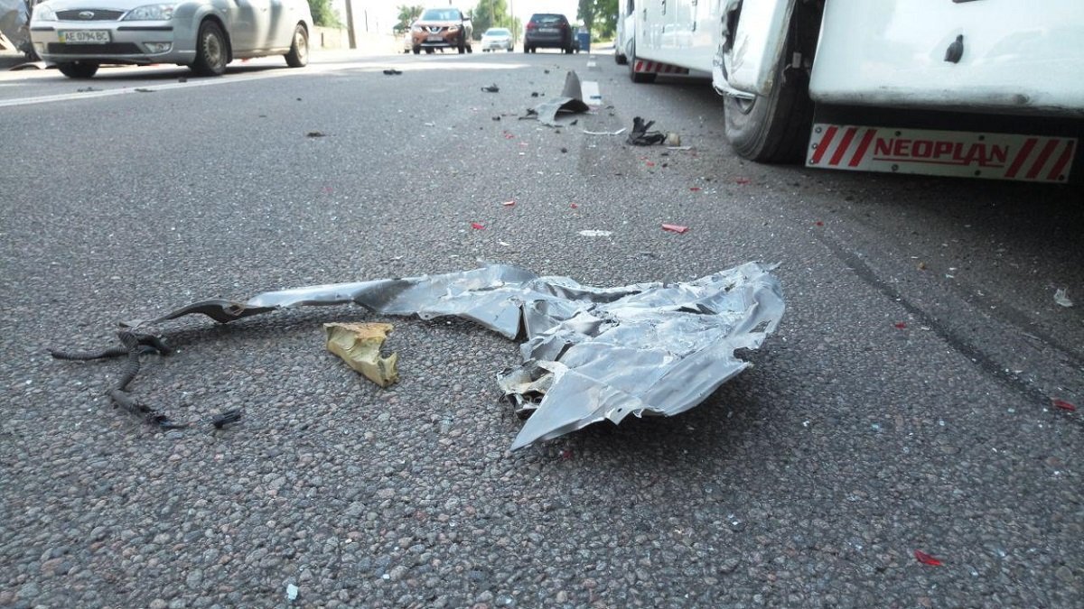 Возле памятника славы Chevrolet въехал в автобус