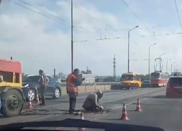 В Днепре из-за ремонта трамвайных путей на Старом мосту образовалась пробка