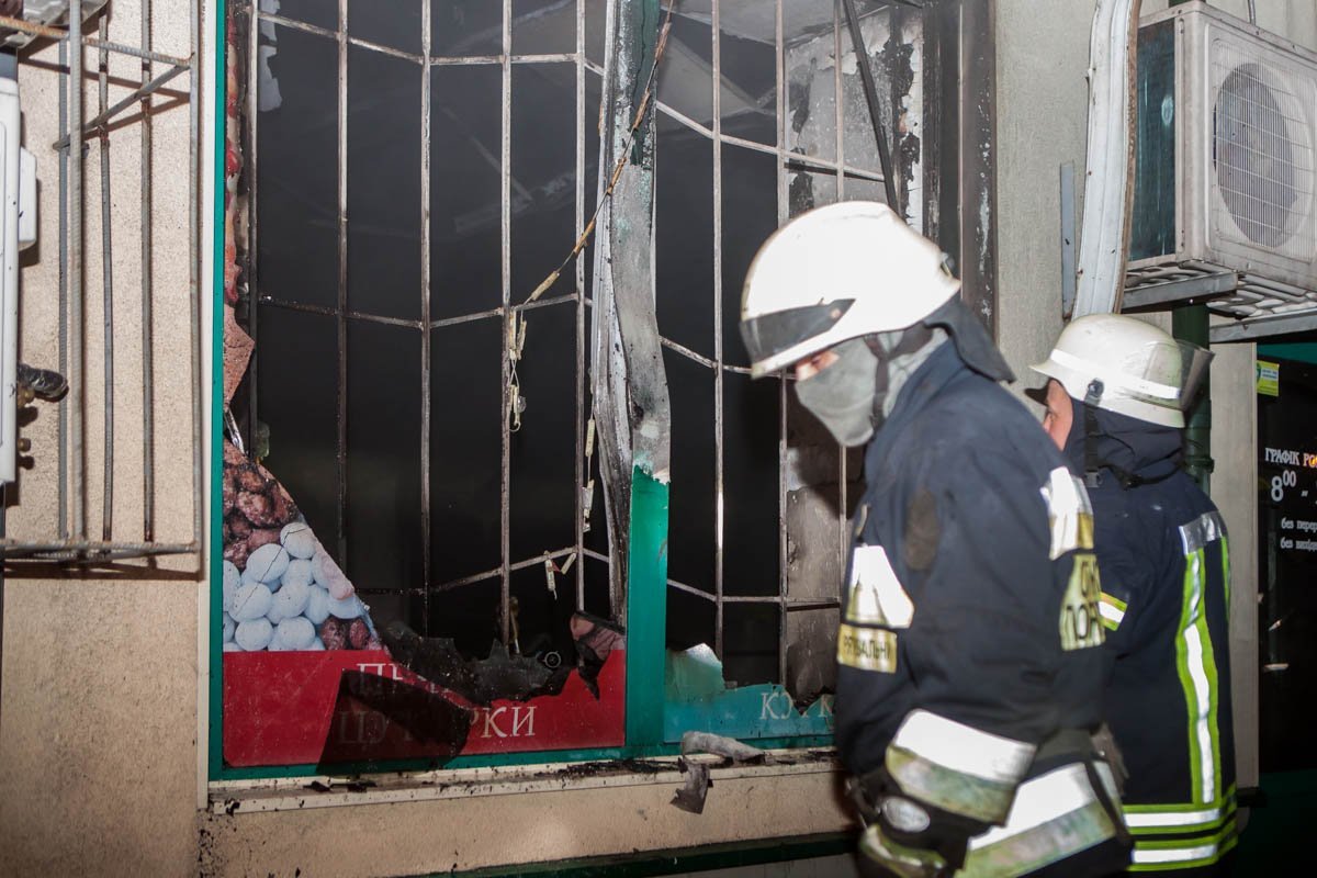 Магазин продуктов выгорел практически полностью