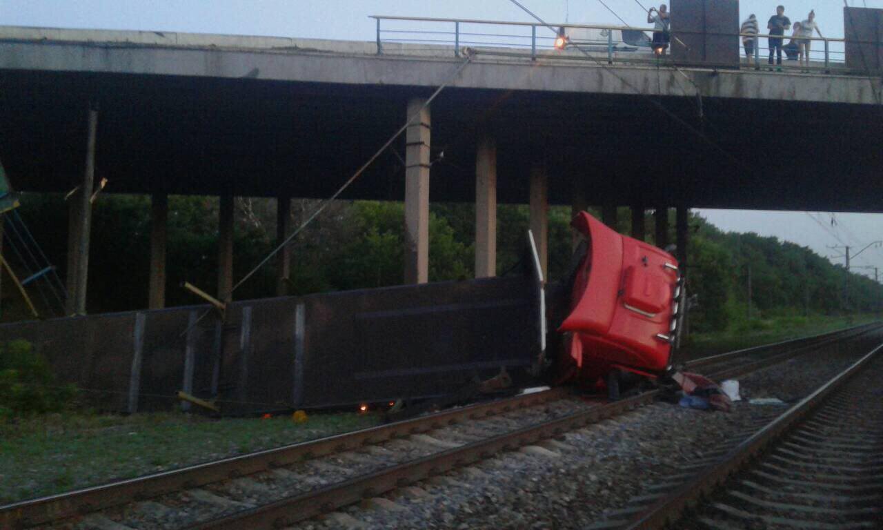 Фура вылетела с моста на железнодорожные пути