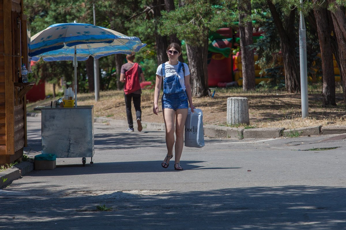 Нет я не хочу сладкую вату, и кукурузку, и квас