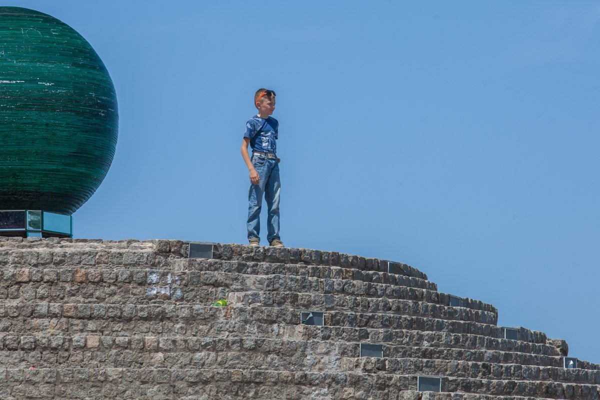 Попытка понять Вселенную — одна из очень немногих вещей, которые чуть приподнимают человеческую жизнь над уровнем фарса и придают ей оттенок высокой трагедии.