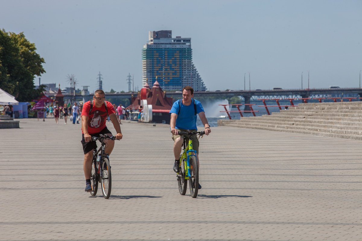 По-моему этот крендель нас фоткает...