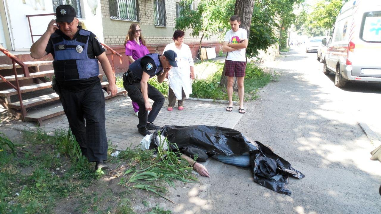 На место происшествия вызвали «скорую» и патрульную полицию