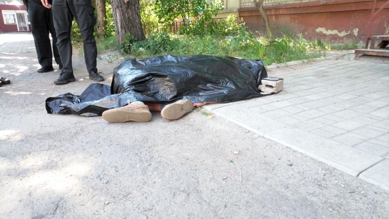 При себе у умершего были личные вещи и документы