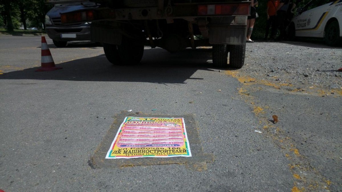 Водитель выезжавшего грузовика не заметил пешехода и наехал на него Водитель выезжавшего грузовика не заметил пешехода и наехал на него