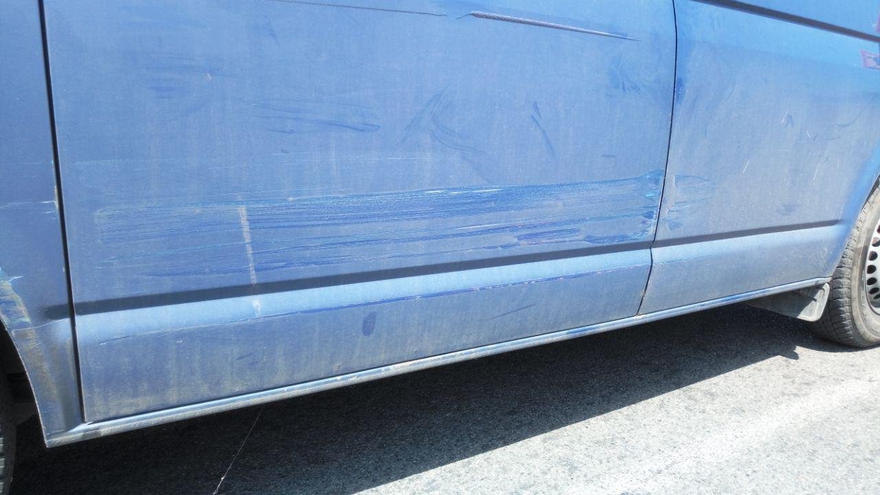 Водитель Volkswagen решил обогнать Citroen и задел его Водитель Volkswagen решил обогнать Citroen и задел его