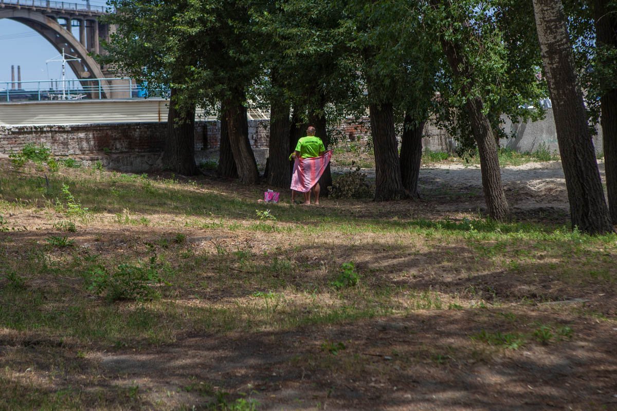 А пока раздевалки не завезли, люди переодеваются как могут А пока раздевалки не завезли, люди переодеваются как могут