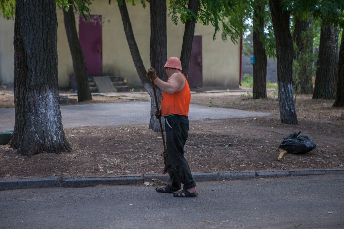 О чистоте заботятся сотрудники коммунальных служб О чистоте заботятся сотрудники коммунальных служб