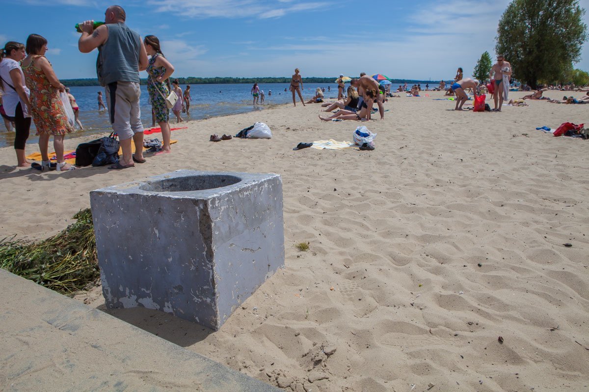 Даже на пляже есть урны Даже на пляже есть урны