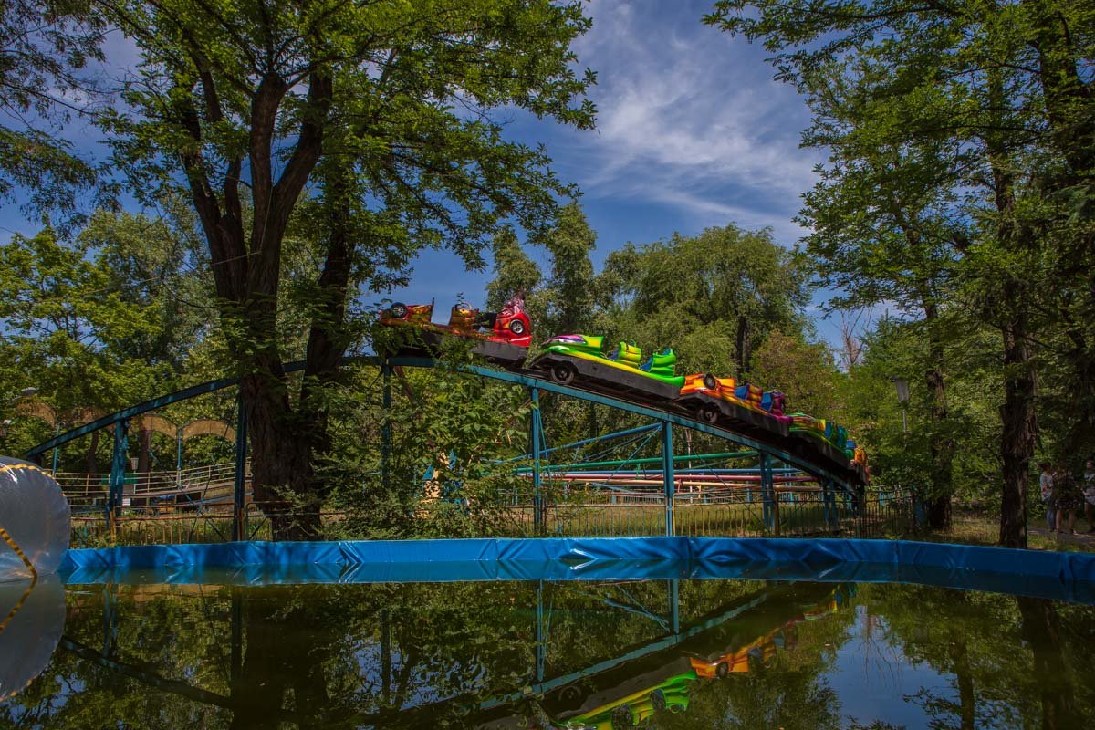 Сюрреалистический мир детских аттракционов ждет вас Сюрреалистический мир детских аттракционов ждет вас