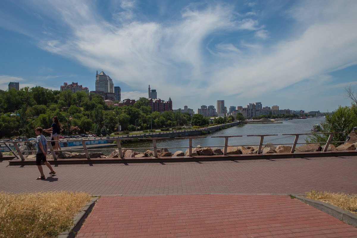 Со смотровой площадки открывается отличный вид на город Со смотровой площадки открывается отличный вид на город