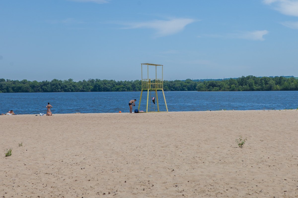На каждом участке пляжа установлена спасательная вышка На каждом участке пляжа установлена спасательная вышка