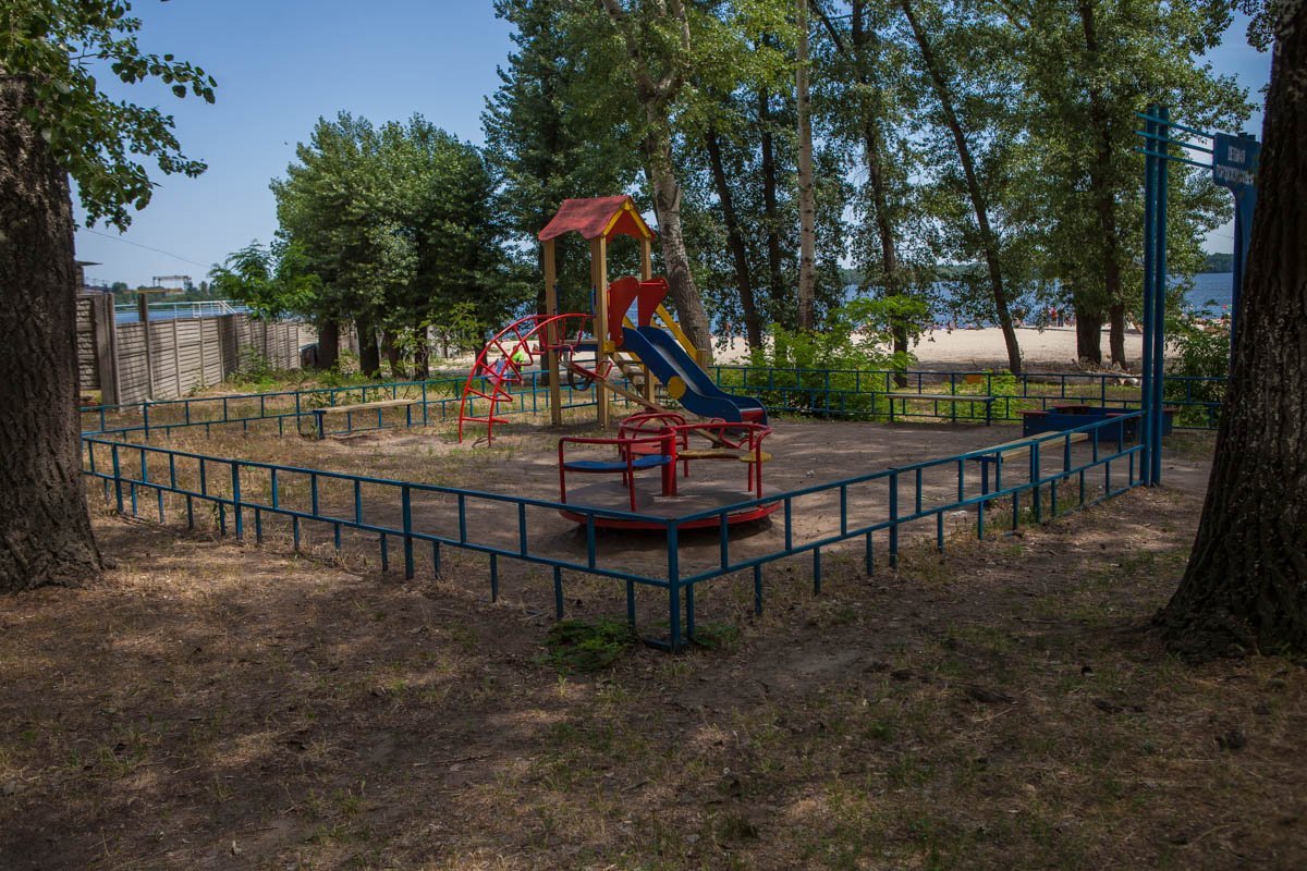 Также стоит отметить, что детские площадки обнесены забором Также стоит отметить, что детские площадки обнесены забором