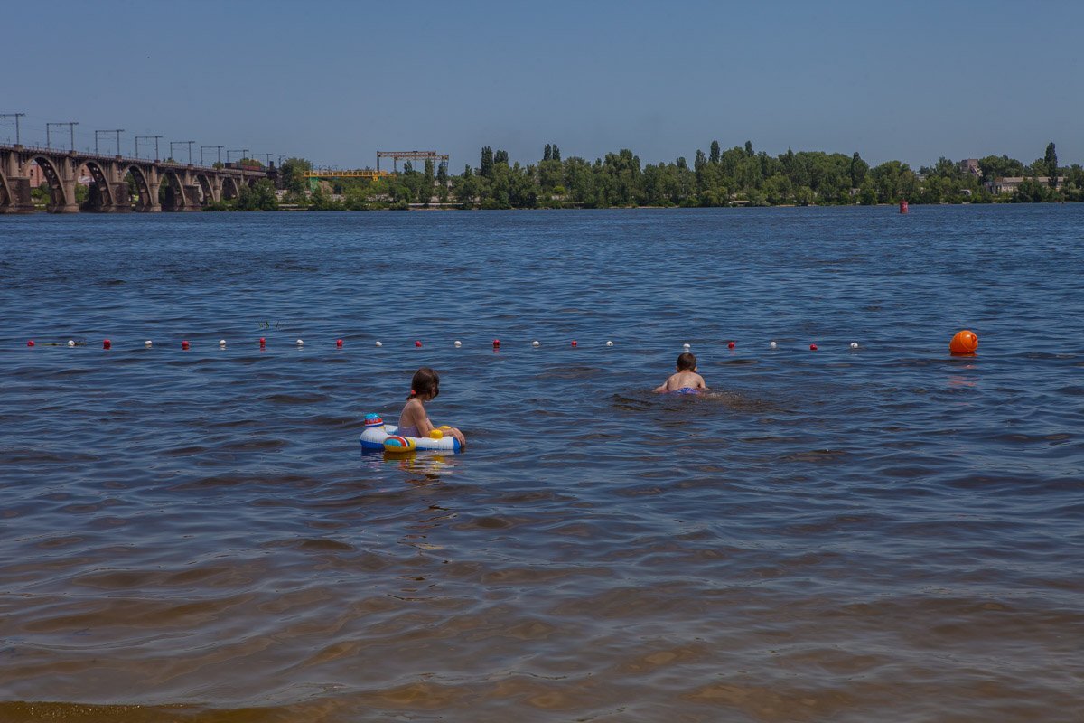 Акватория Монастырского пляжа огорожена буйками Акватория Монастырского пляжа огорожена буйками