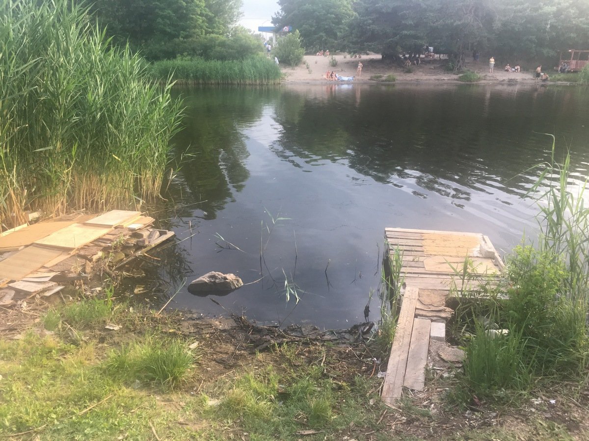 На пляже было много отдыхающих