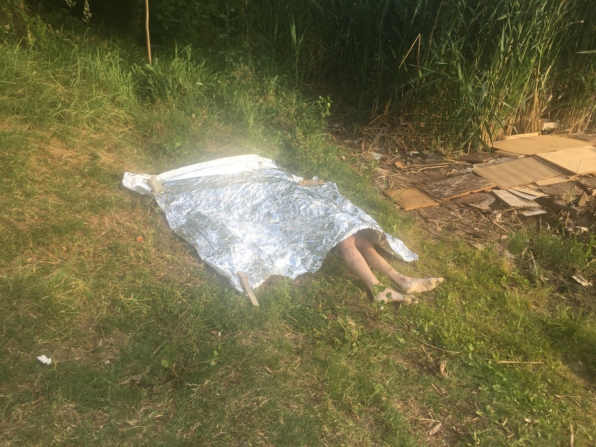 Сотрудники ГСЧС вытащили тело потерпевшего из воды