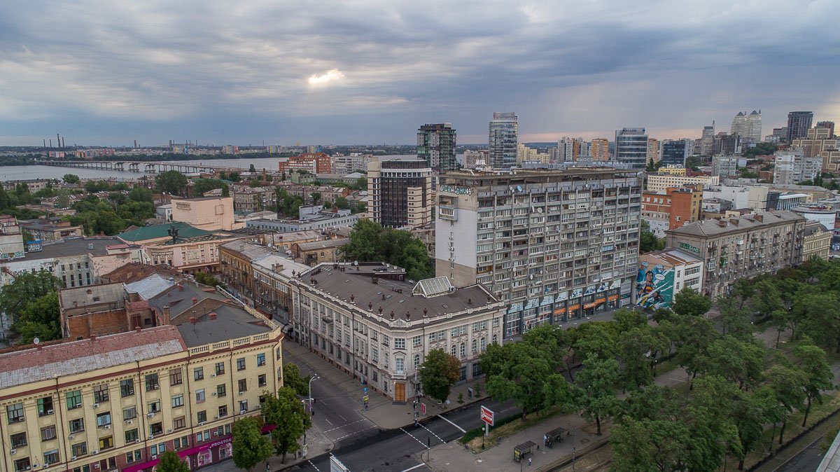 Трехэтажное здание, по форме напоминающее букву «Г», имеет приблизительно равные фасады по проспекту Яворницкого и Воскресенской Трехэтажное здание, по форме напоминающее букву «Г», имеет приблизительно равные фасады по проспекту Яворницкого и Воскресенской