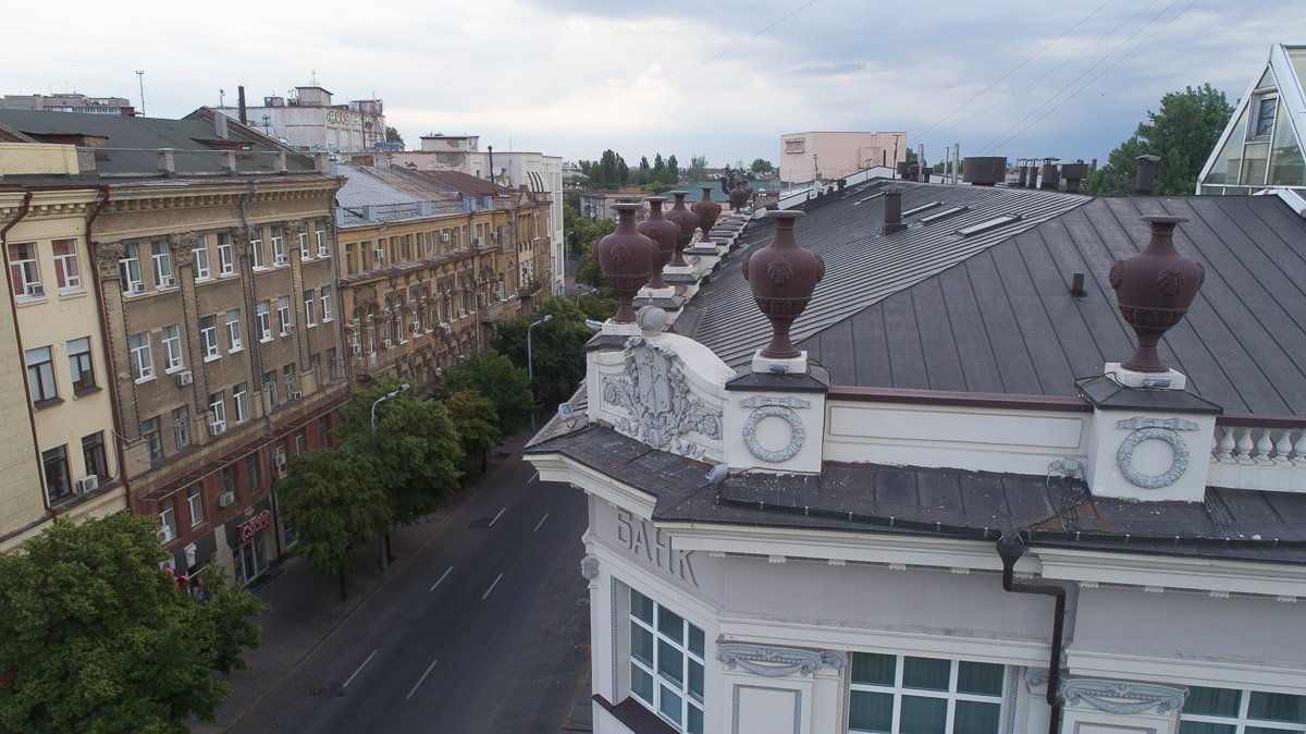 В картушах расположены гербы Санкт-Петербурга, отражавшие название банка-владельца В картушах расположены гербы Санкт-Петербурга, отражавшие название банка-владельца