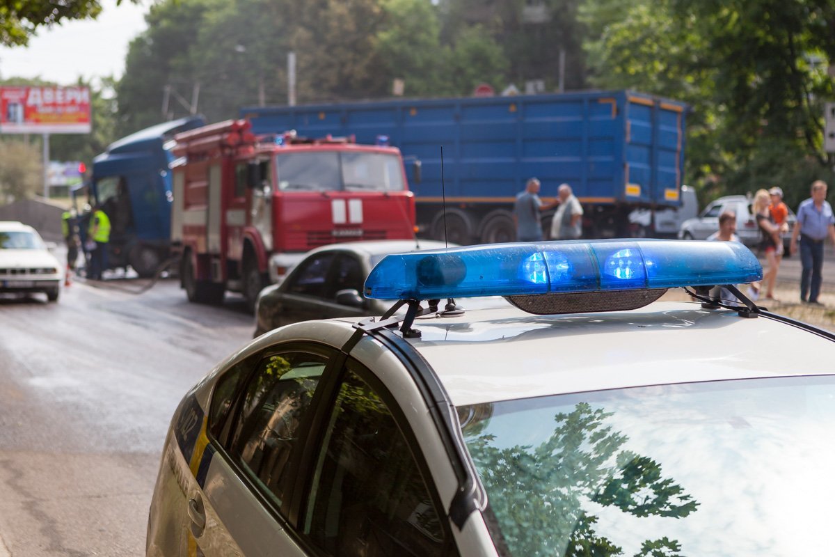 На месте происшествия работали сотрудники патрульной полиции и бойцы ГСЧС На месте происшествия работали сотрудники патрульной полиции и бойцы ГСЧС