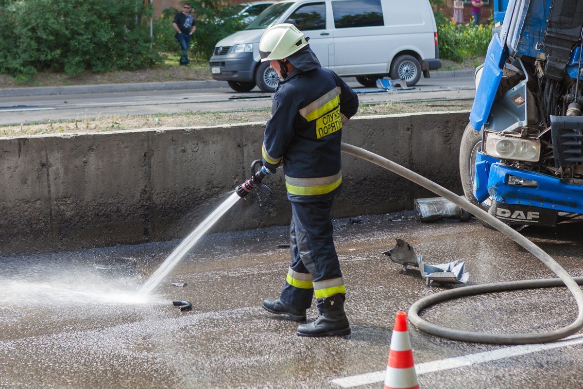 Спасатели смыли дизельное топливо с проезжей части Спасатели смыли дизельное топливо с проезжей части
