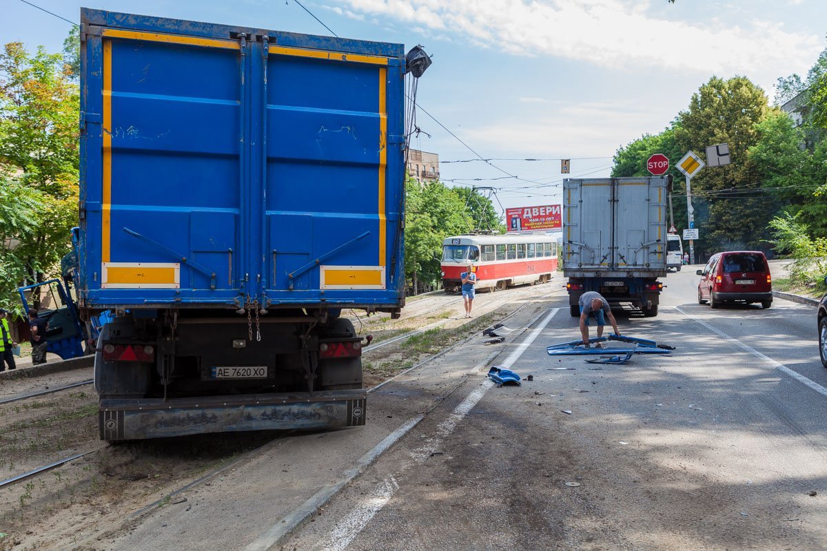 Прицеп перегородил трамвайные пути, в следствие чего движение электротранспорта заблокировано Прицеп перегородил трамвайные пути, в следствие чего движение электротранспорта заблокировано