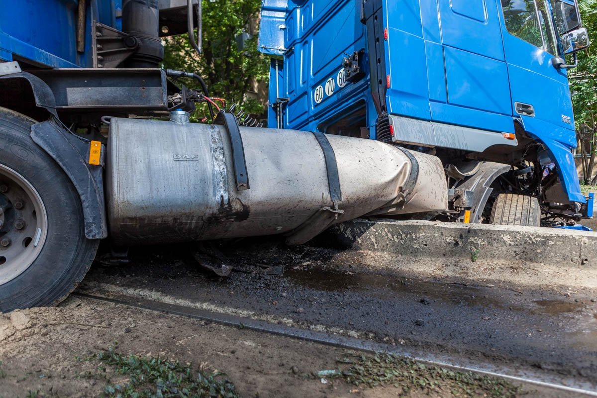 Дизельное топливо залило всю проезжую часть в районе дома № 2 Дизельное топливо залило всю проезжую часть в районе дома № 2