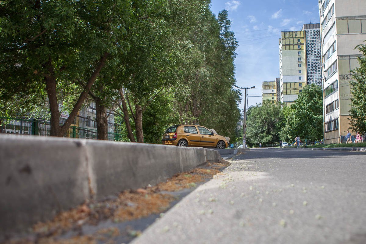 Покрытие и бордюры практически идеальные