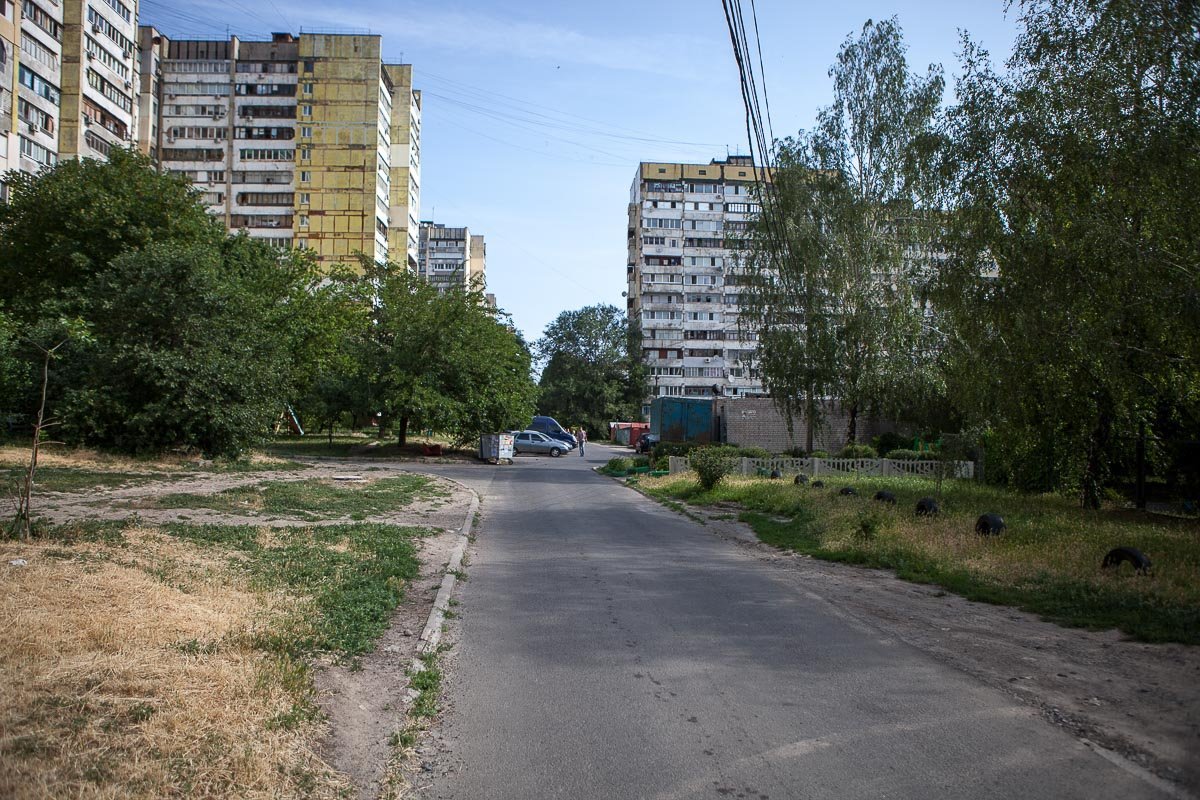 Новенькая дорога выделяется на фоне общего хаоса