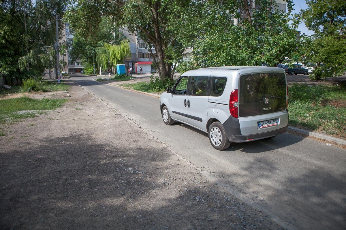 Машинам больше не приходится вилять по дороге, объезжая ямы