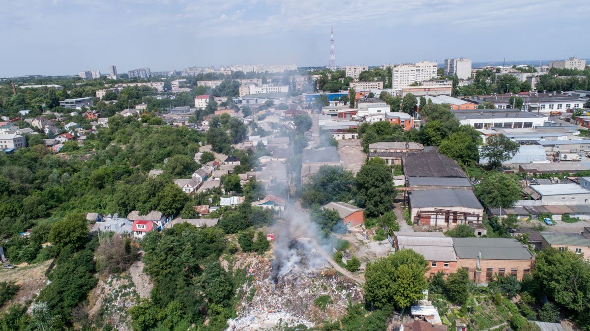 Дым виден даже с большого расстояния Дым виден даже с большого расстояния