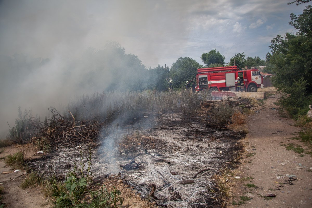 Спасатели борются с огнем уже несколько часов Спасатели борются с огнем уже несколько часов