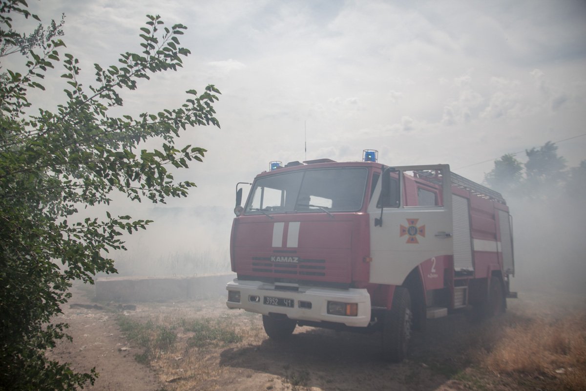 Спасатели борются с сильным пожаром Спасатели борются с сильным пожаром