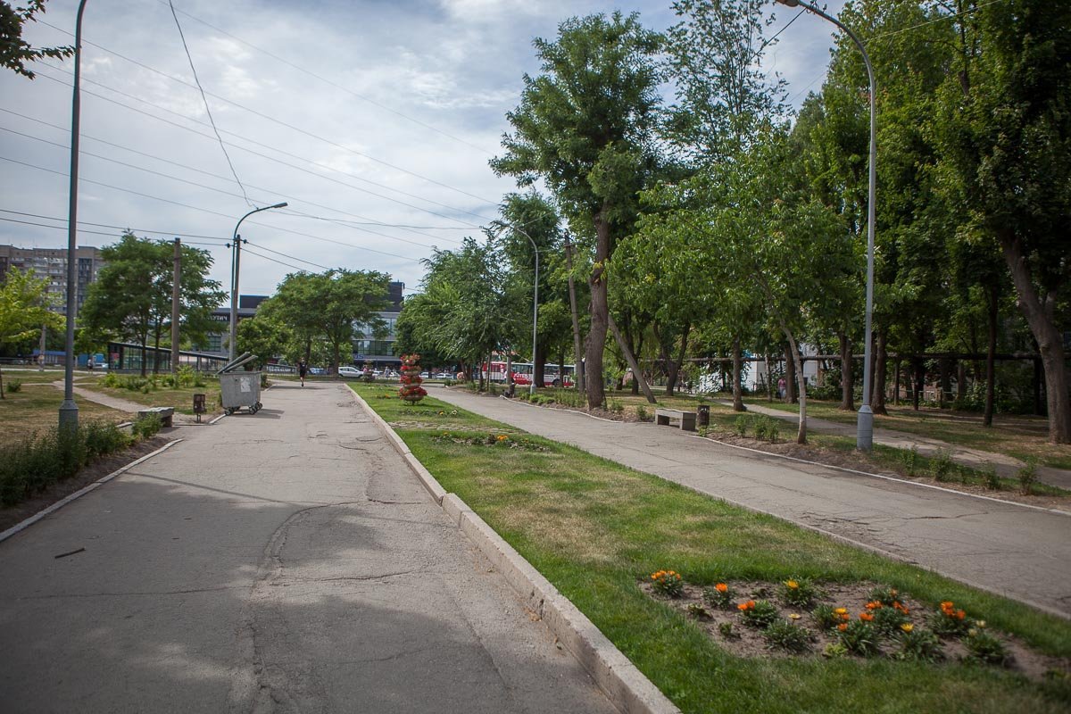 В обеденное время в парке тишь