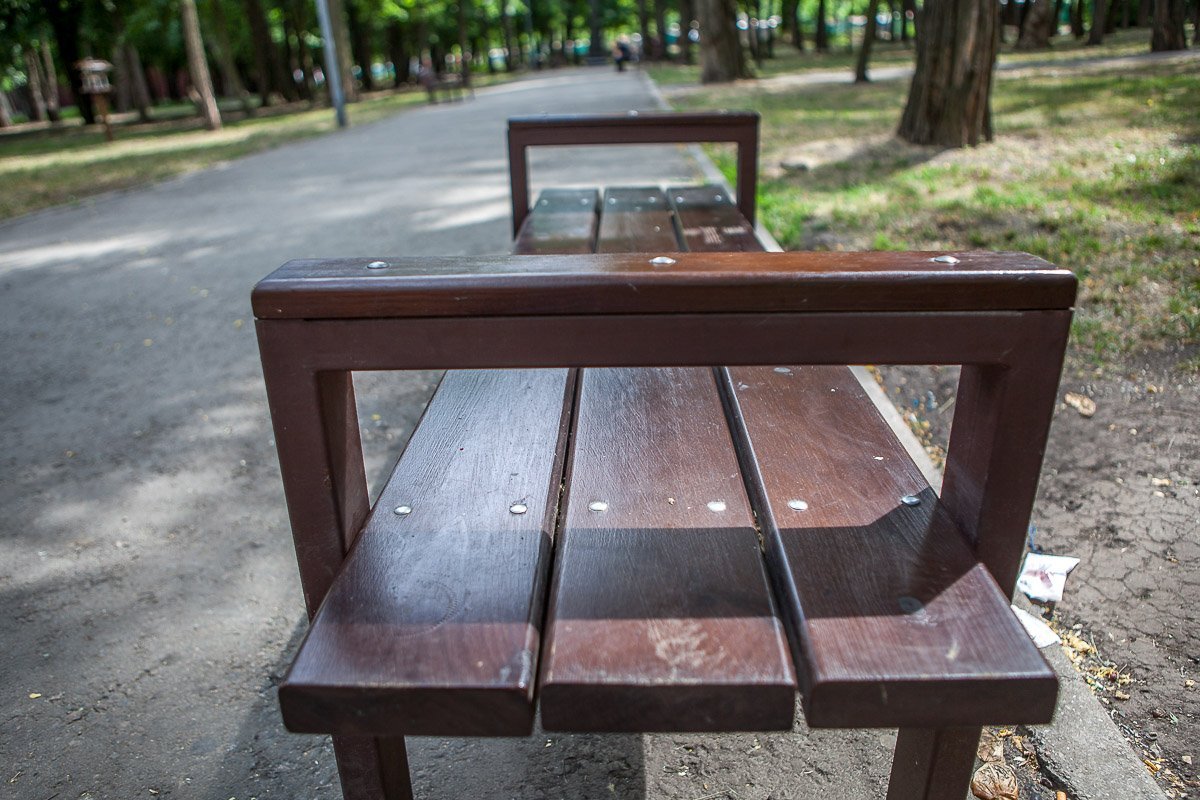 В парке много лавочек