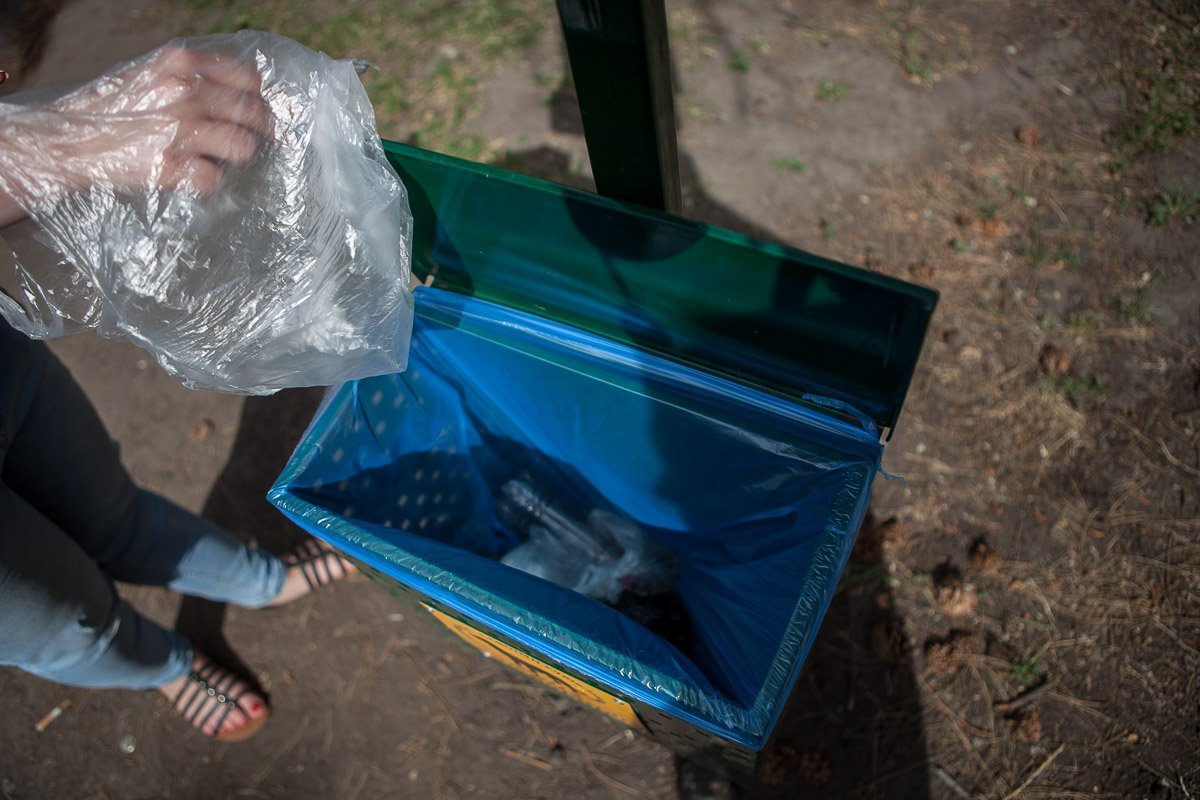 Проверенно: люди учатся убирать за любимцами