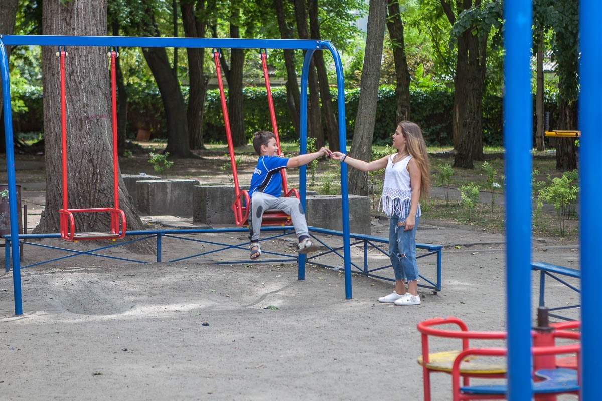 На таких качелях "солнышко" не выполнить. А жаль