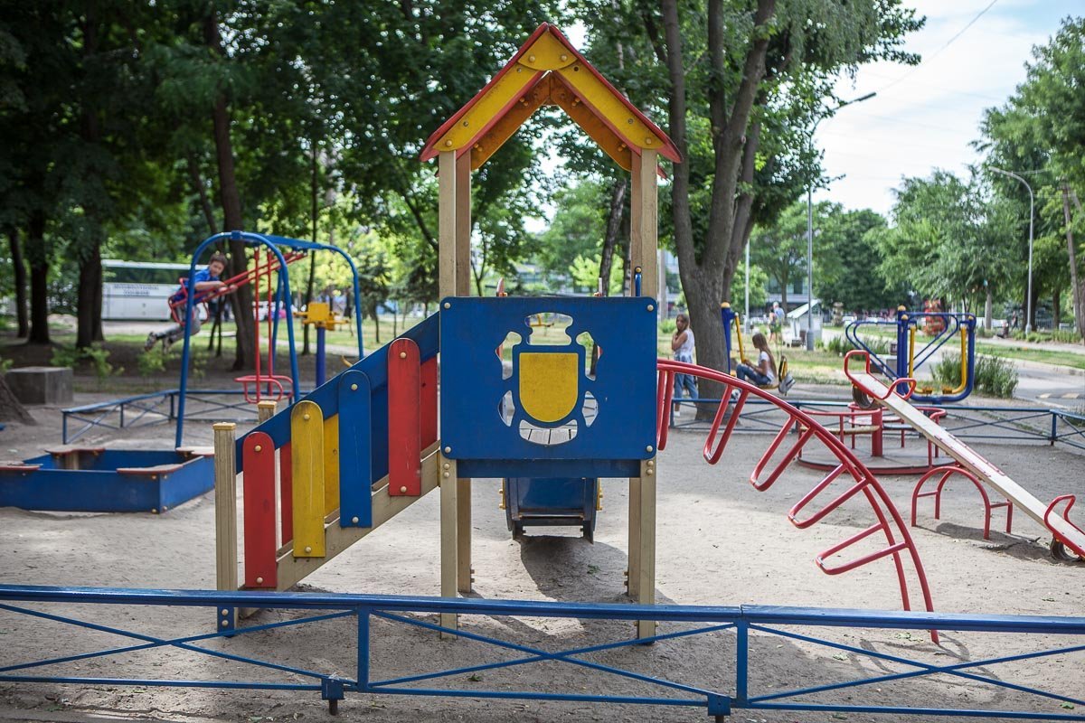 Качелей здесь достаточно много