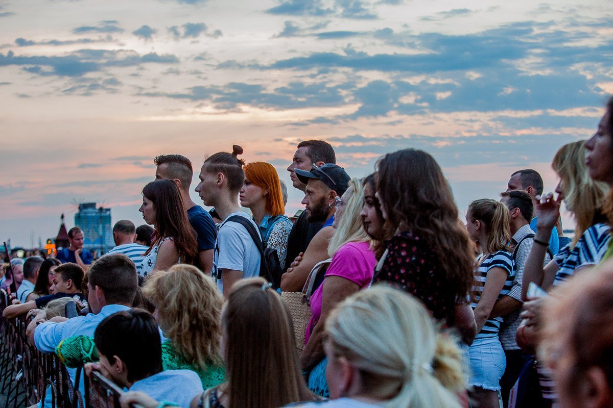 Насладиться музыкой пришло около сотни горожан