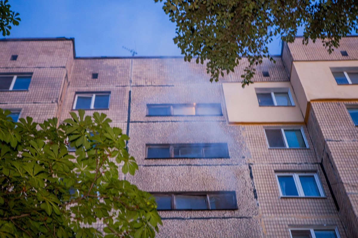 Спасатели разбили окна в подъезде, чтобы дым не распространялся по квартирам