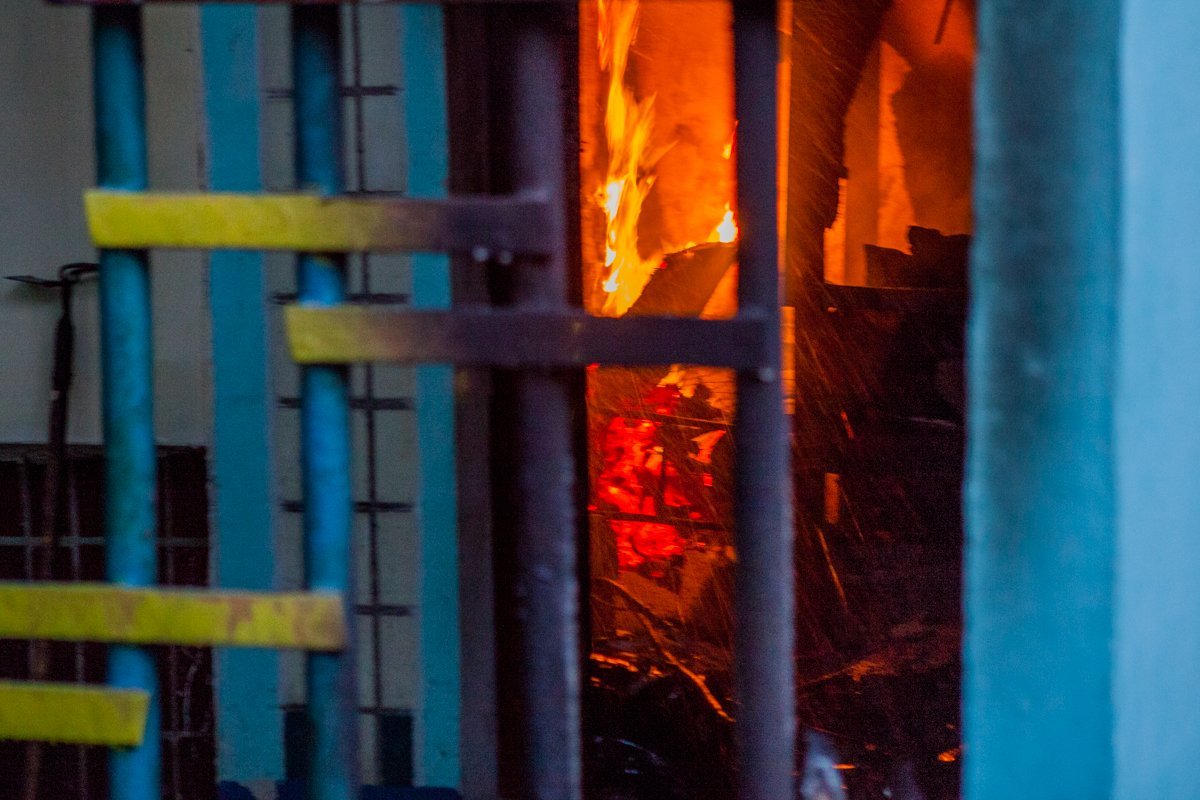 В огне повредилась электропроводка, в результате чего весь дом остался без света