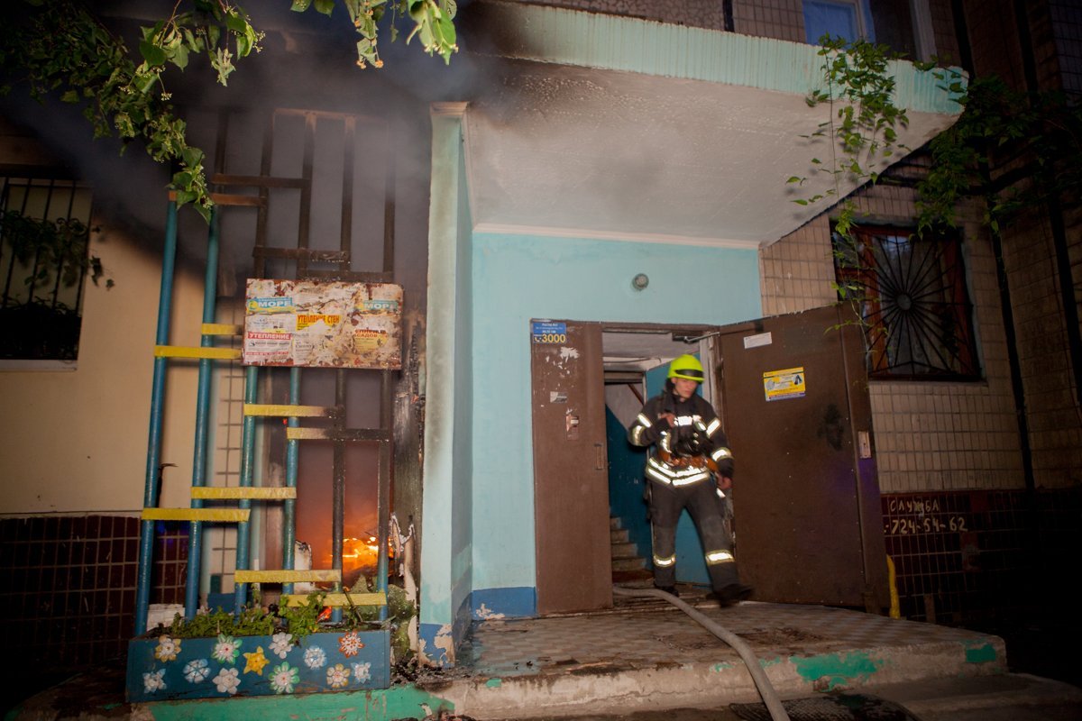 На месте пожара работают спасатели