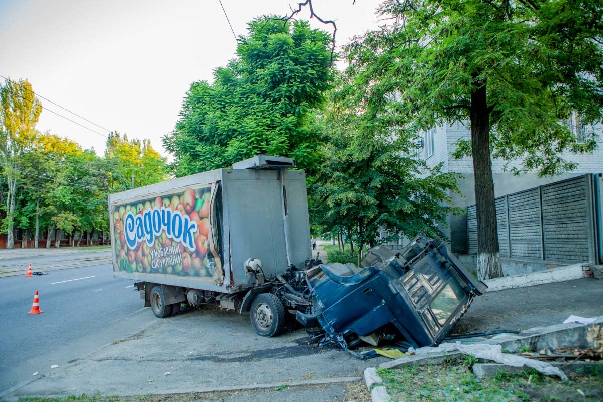 Столкнулись микроавтобус и грузовик