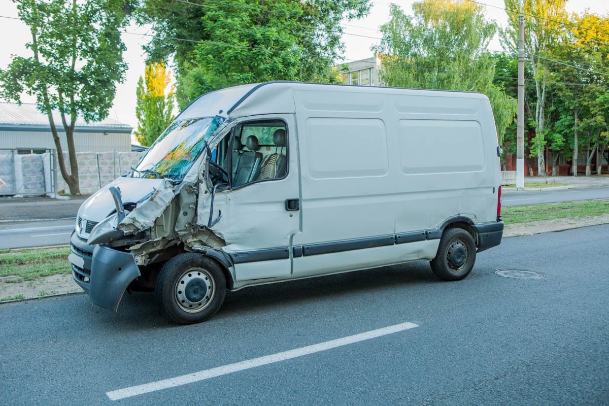 Повреждения на микроавтобусе Renault