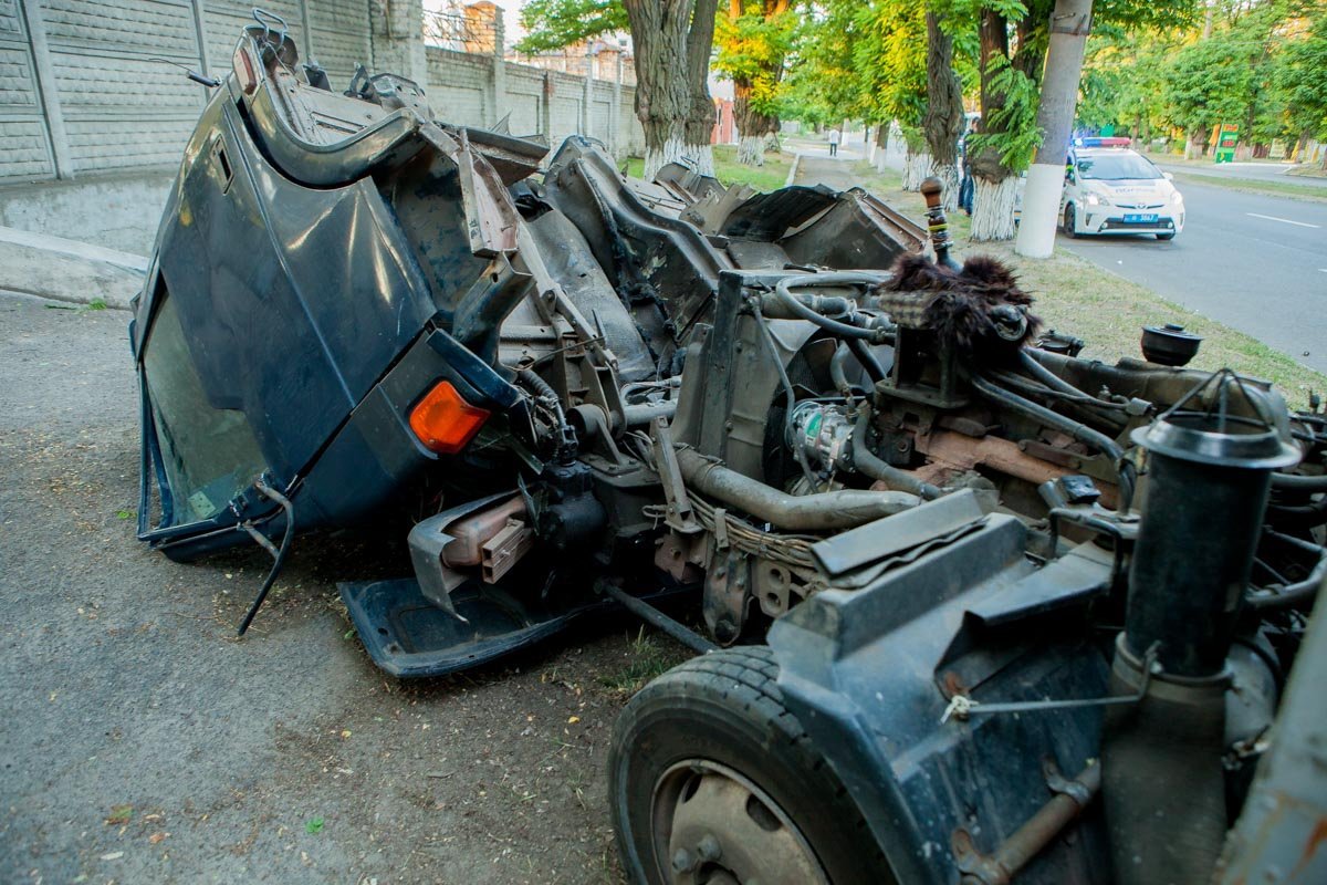 От удара упала кабина водителя грузовика