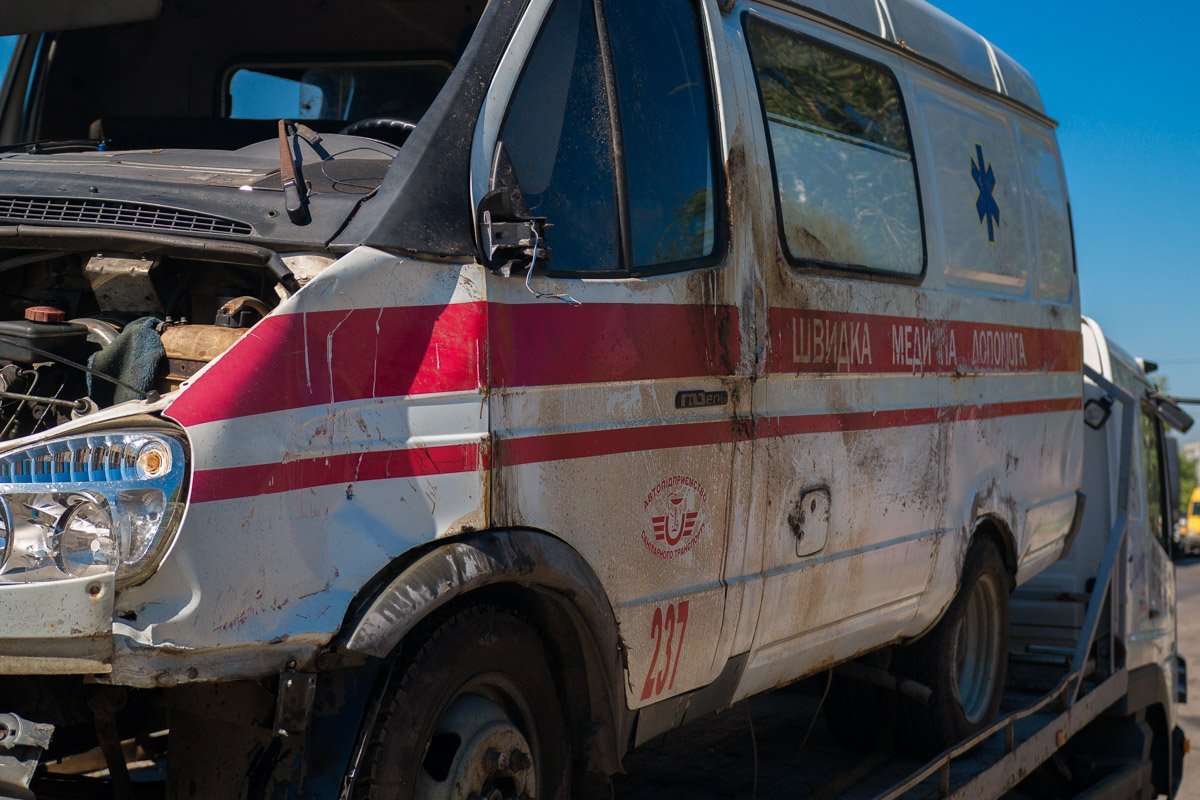 Автомобиль наехал на бордюр, вследствие чего перевернулся и "влетел" в забор