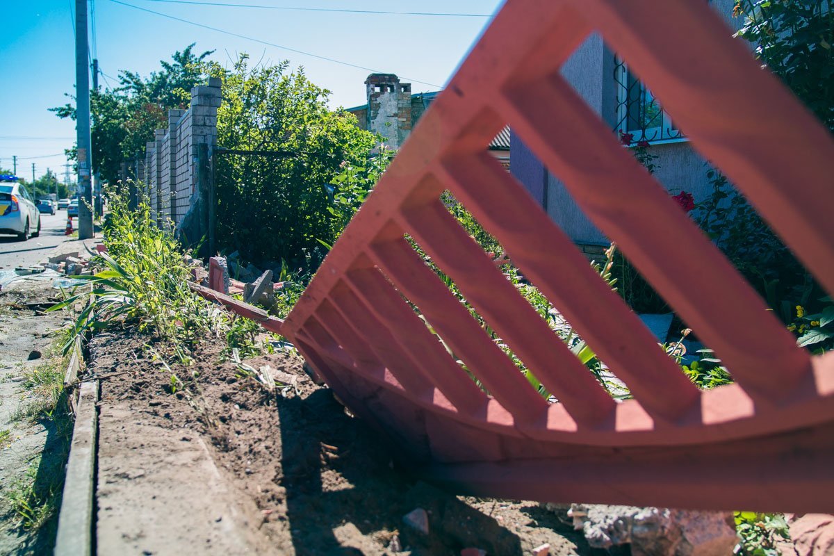 От ограждения не осталось и живого места