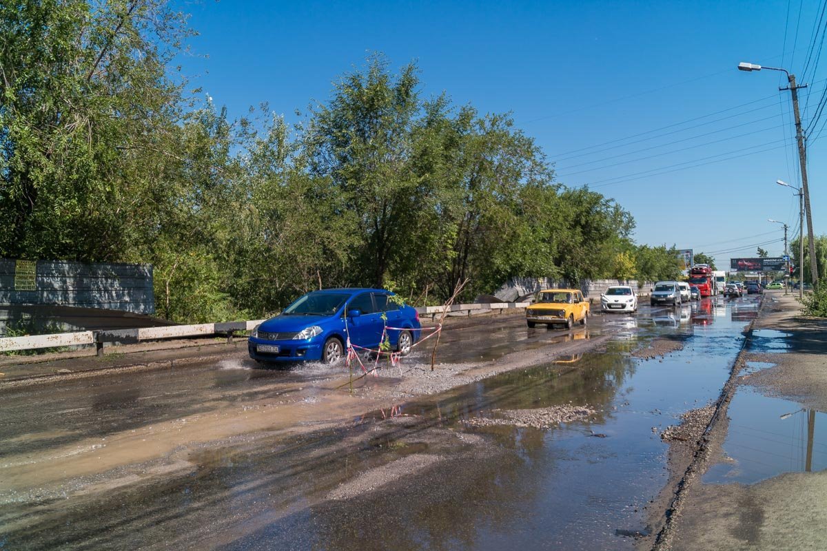 Улицу Павлова залило канализационной водой Улицу Павлова залило канализационной водой