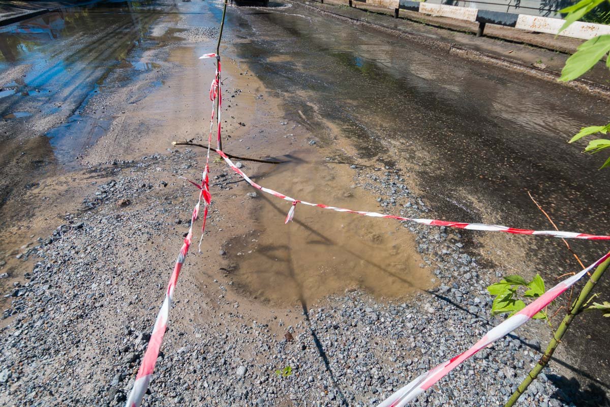 Еще вчера здесь работала аварийная бригада, которая устраняла прорыв трубы Еще вчера здесь работала аварийная бригада, которая устраняла прорыв трубы